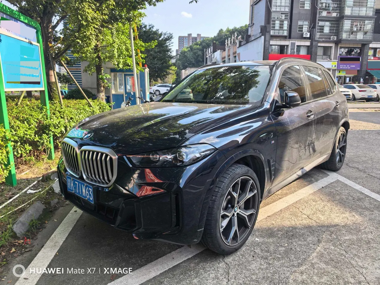 打开图片灯箱:BMW 2023 X5 xDrive30Li 48V 2.0T exclusive M sports suit automatic gear
