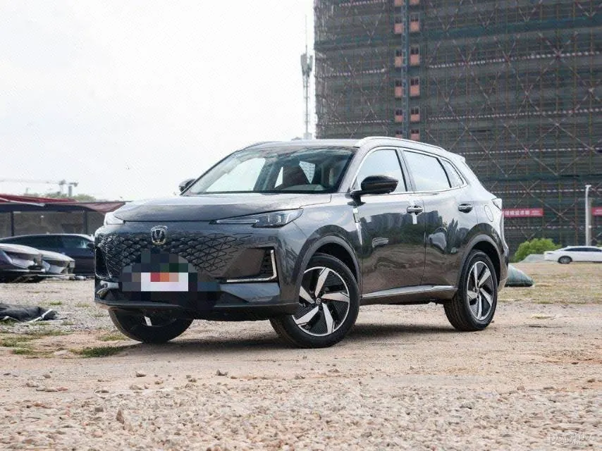 打开图片灯箱:ChangAn 2025 CS55 PLUS 1.5T Blue Whale Edition 500Bar Honorable Automatic Gear