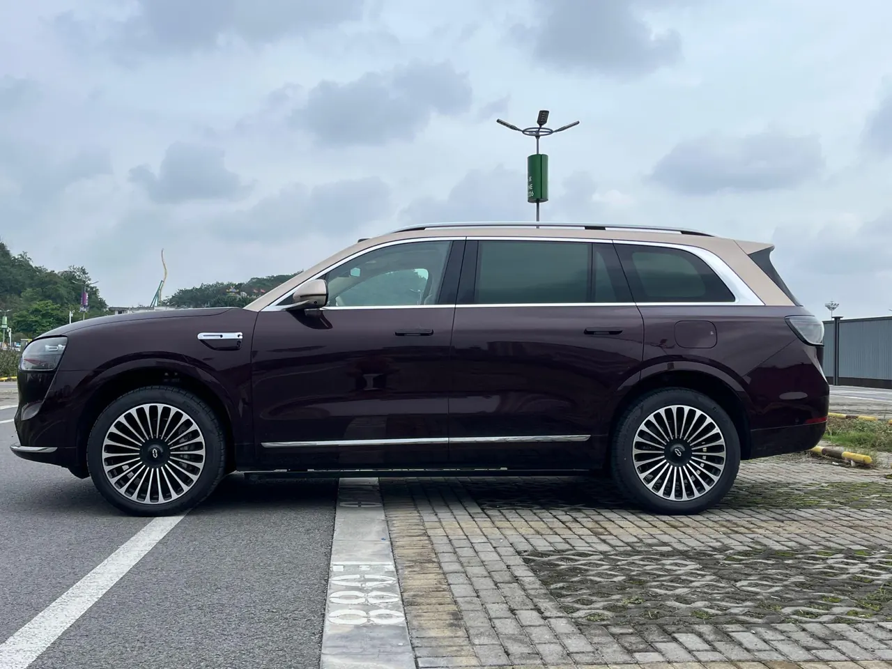AITO 2025 AITO M9 extended range Ultra version 52kWh6 seat version automatic gear 10