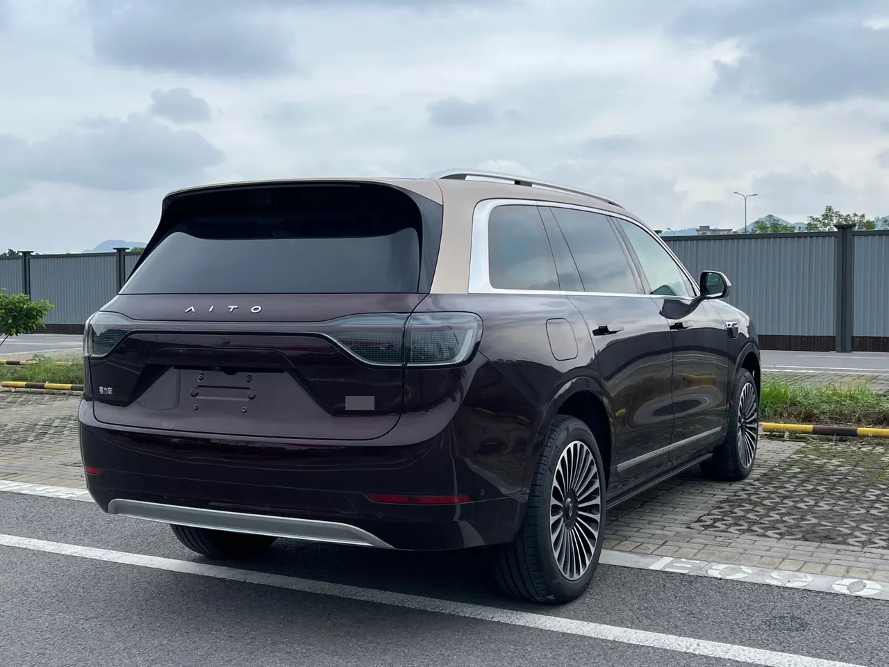 AITO 2025 AITO M9 extended range Ultra version 52kWh6 seat version automatic gear 12