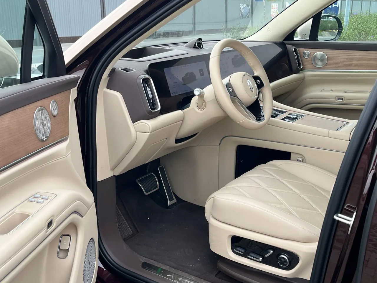 AITO 2025 AITO M9 extended range Ultra version 52kWh6 seat version automatic gear 3