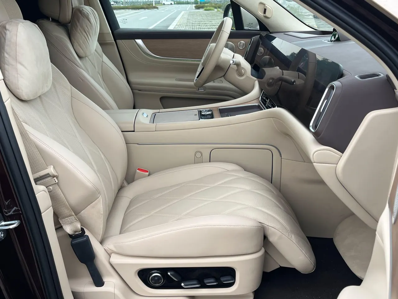AITO 2025 AITO M9 extended range Ultra version 52kWh6 seat version automatic gear 6