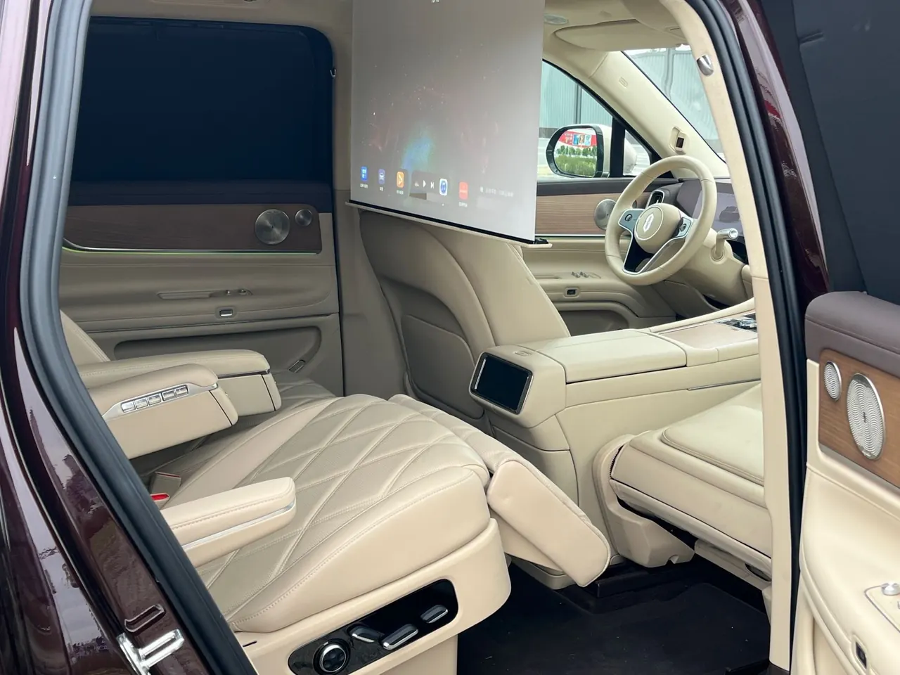 AITO 2025 AITO M9 extended range Ultra version 52kWh6 seat version automatic gear 9