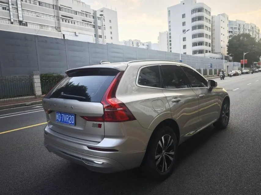 Volvo 2023 XC60 48V 2.0T B5 4-wheel-drive Zhiyi Deluxe Edition Automatic Gear 3