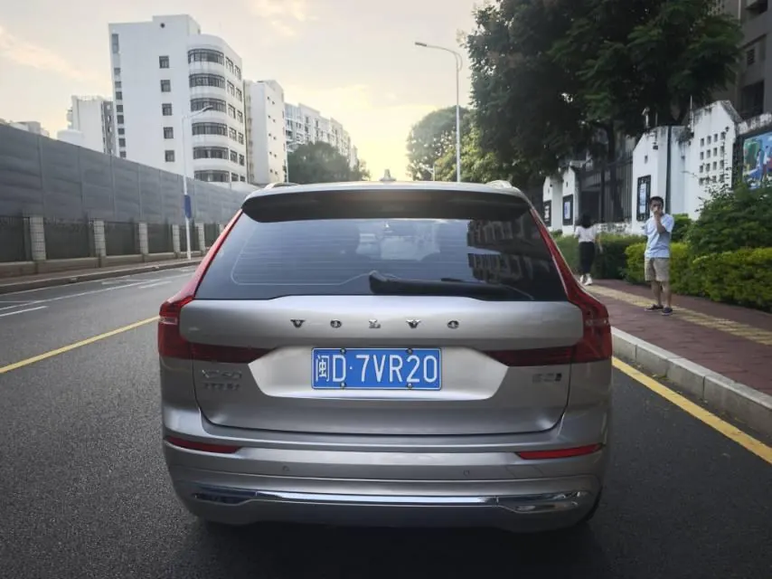 Volvo 2023 XC60 48V 2.0T B5 4-wheel-drive Zhiyi Deluxe Edition Automatic Gear 4