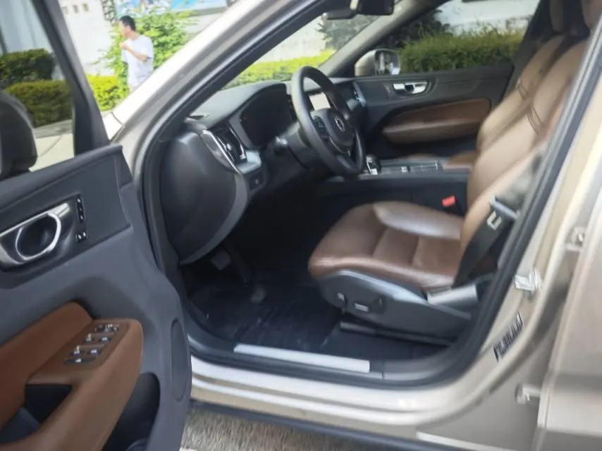 Volvo 2023 XC60 48V 2.0T B5 4-wheel-drive Zhiyi Deluxe Edition Automatic Gear 6