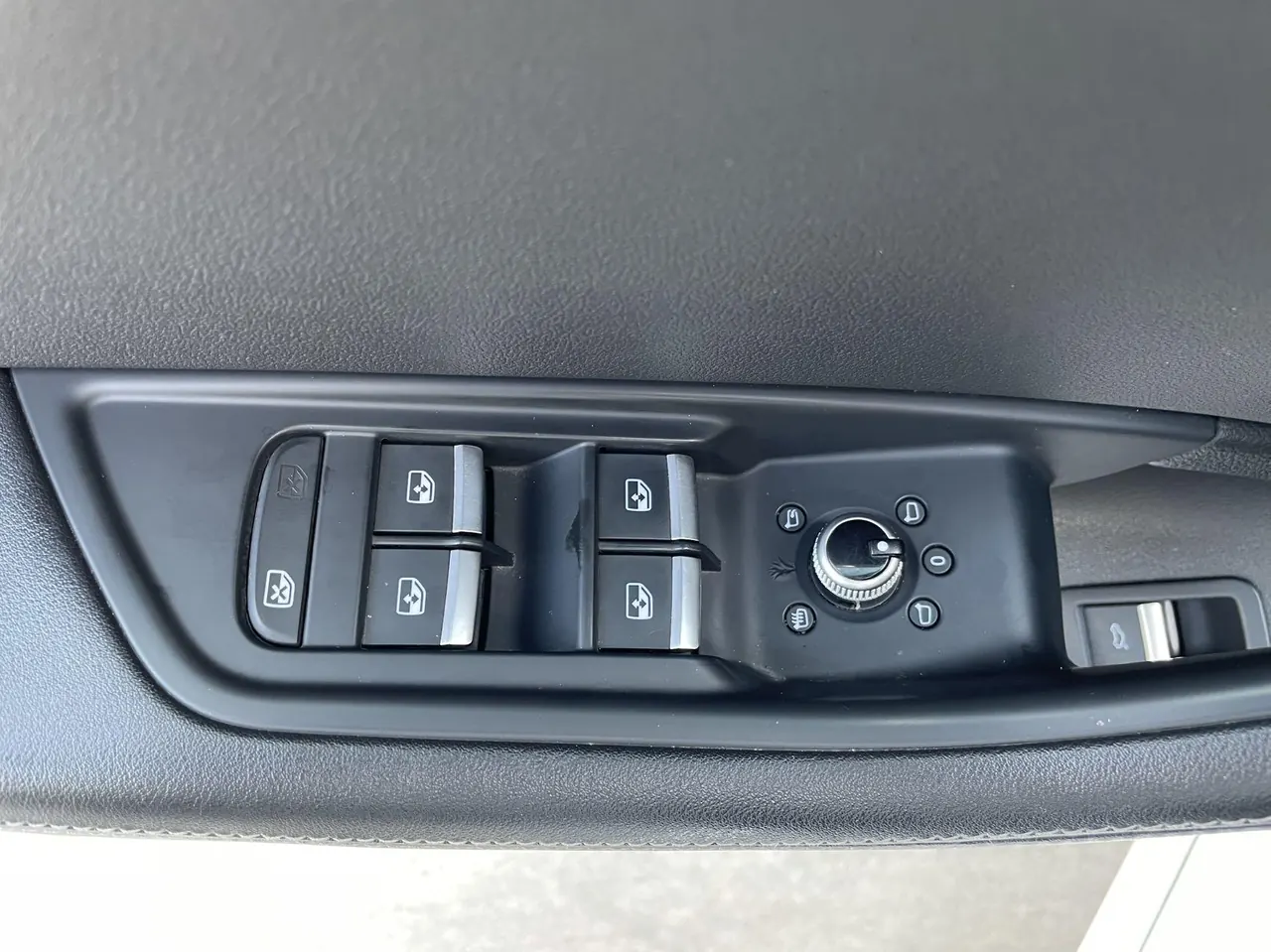 Audi 2020 A4L 2.0TFSI 40TFSI Deluxe Elegant Automatic 19
