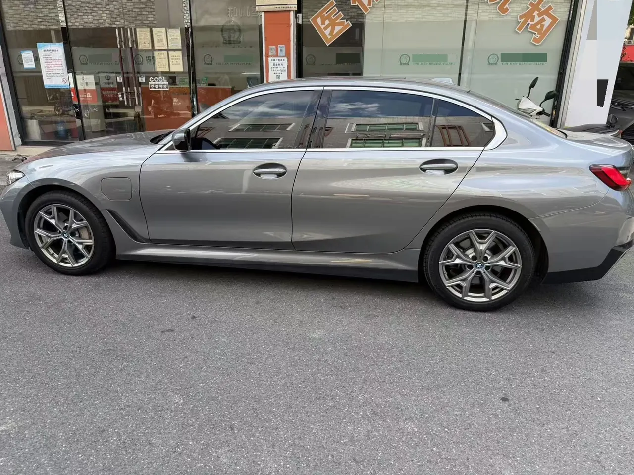 BMW 2022 i3 eDrive 35L automatic gear 2