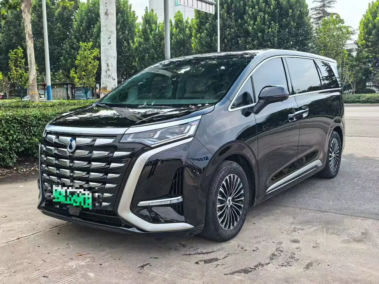 Открыть галерею: Denza 2022 Denza D9 DM-i 1.5T Stepless 970 Four-wheel Drive Honorable Automatic Gear