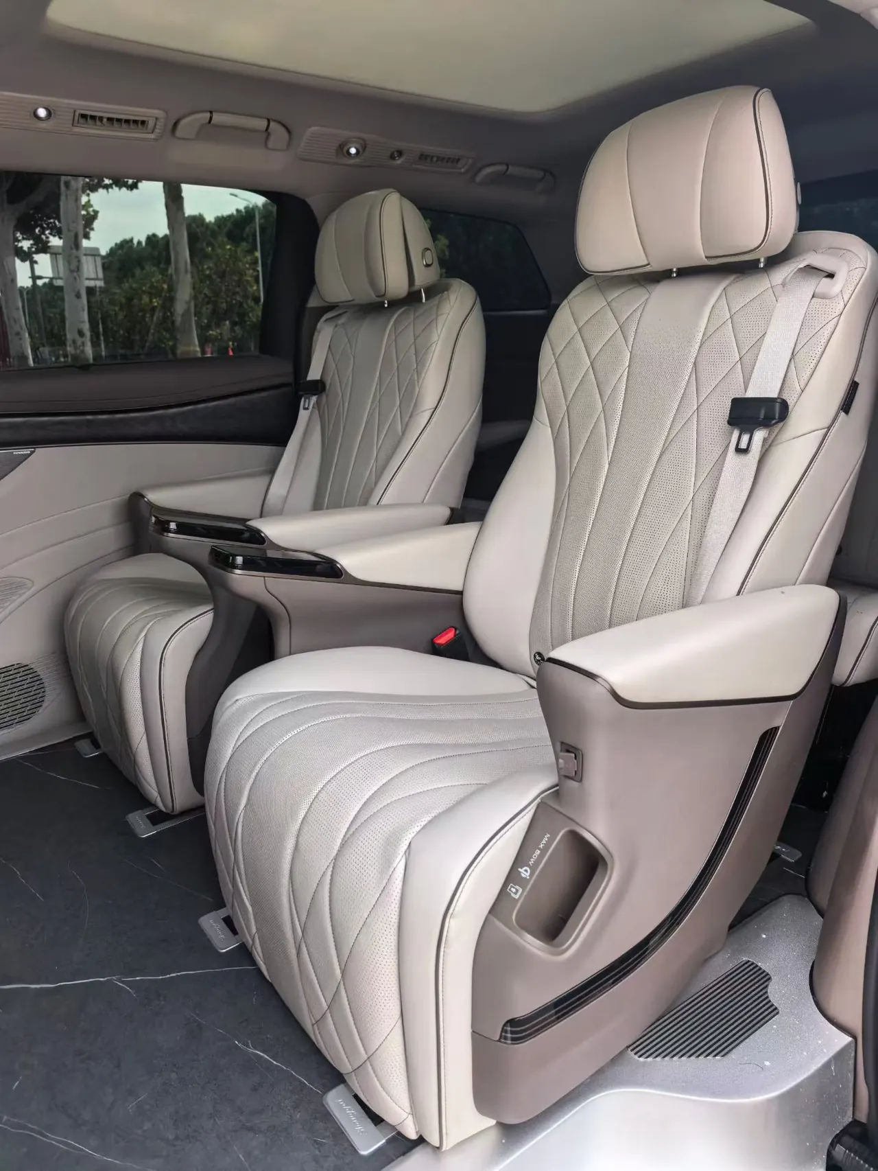 Denza 2022 Denza D9 DM-i 1.5T Stepless 970 Four-wheel Drive Honorable Automatic Gear 6