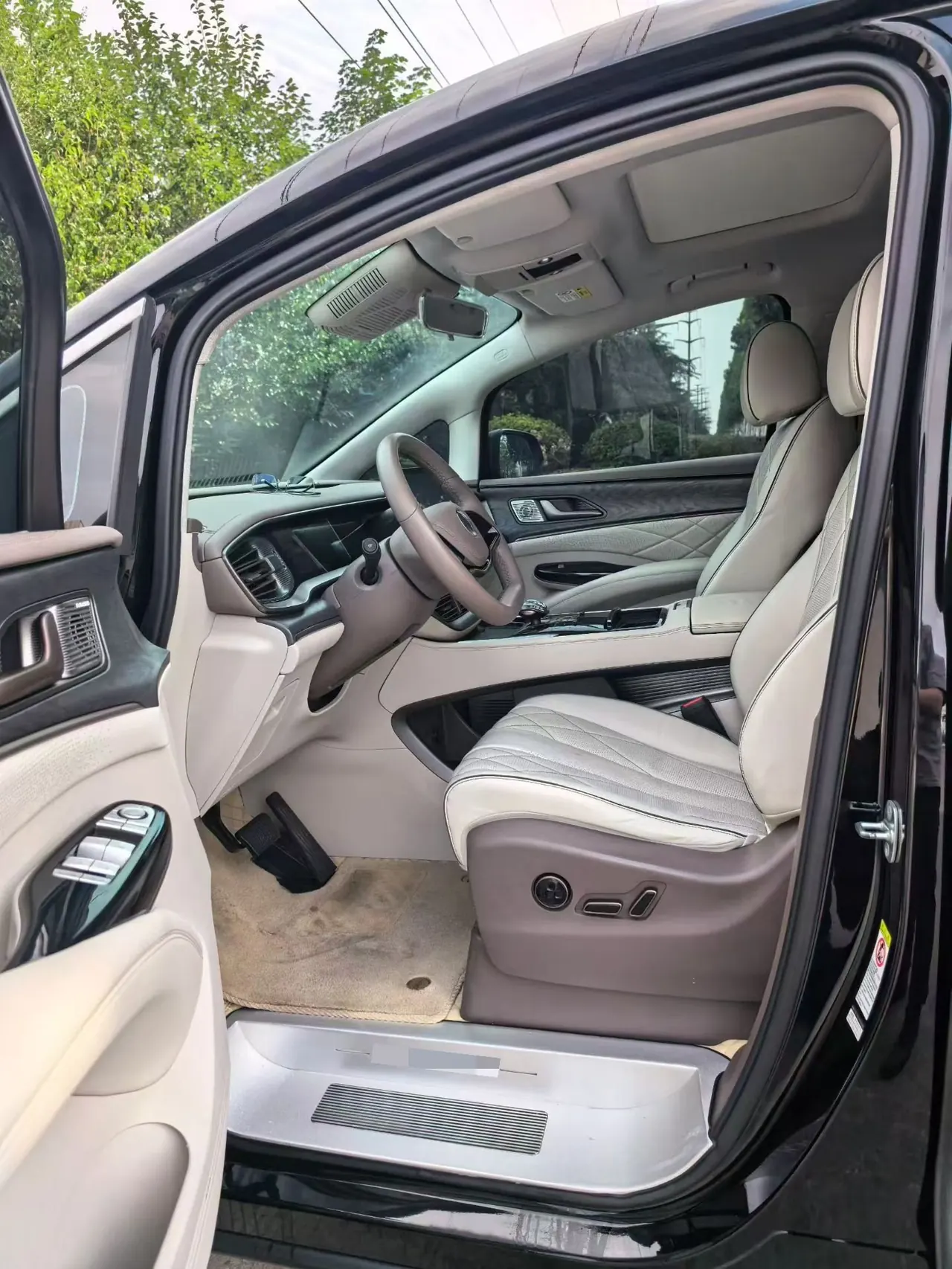 Denza 2022 Denza D9 DM-i 1.5T Stepless 970 Four-wheel Drive Honorable Automatic Gear 7