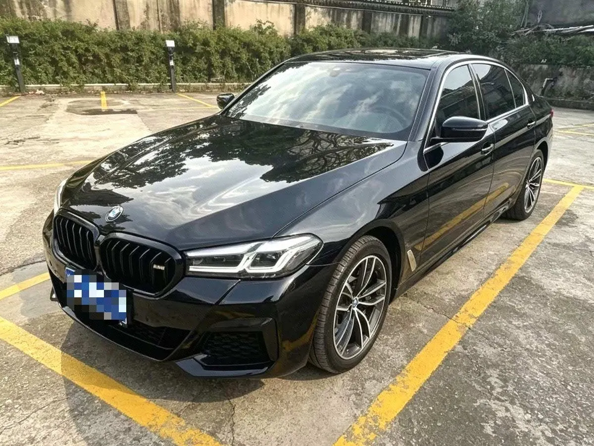 Открыть галерею: BMW 5 Series 2022 525Li 2.0T M Sports Suit Automatic Gear