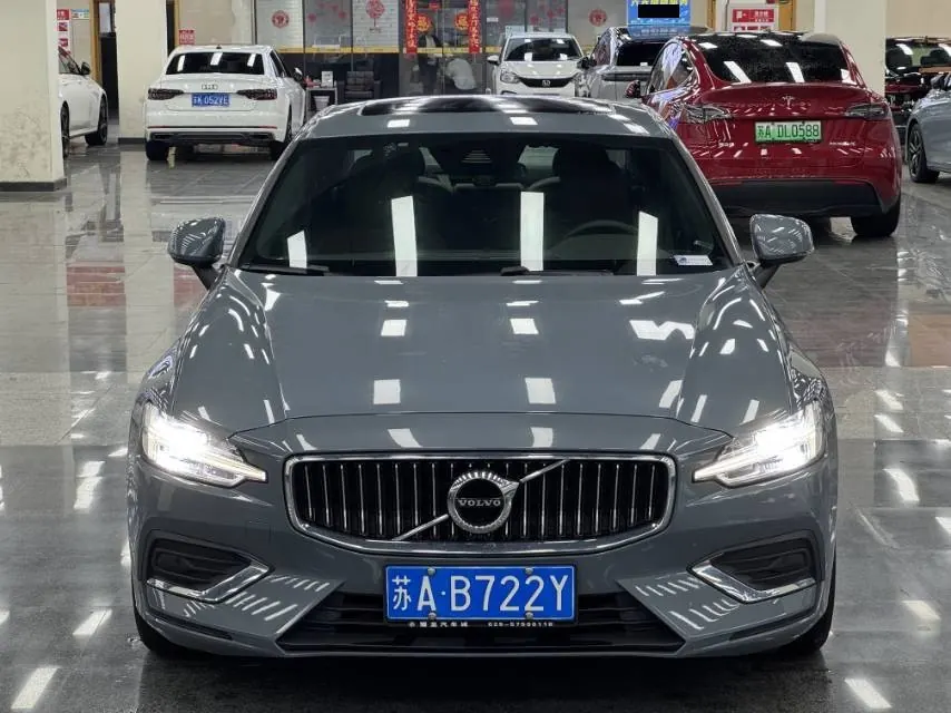 Volvo 2022 S60 48V 2.0T B4 Zhiyi Deluxe Edition Automatic Gear 2