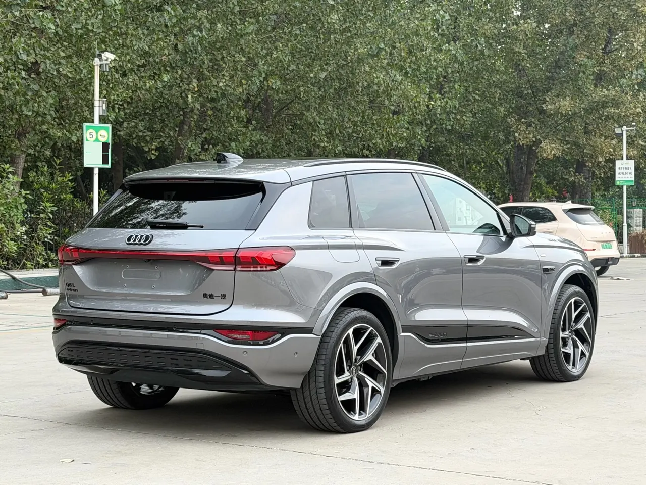 Audi 2026 Q6L Sportback e-tron Starts Pilot Edition Automatic Gear 9
