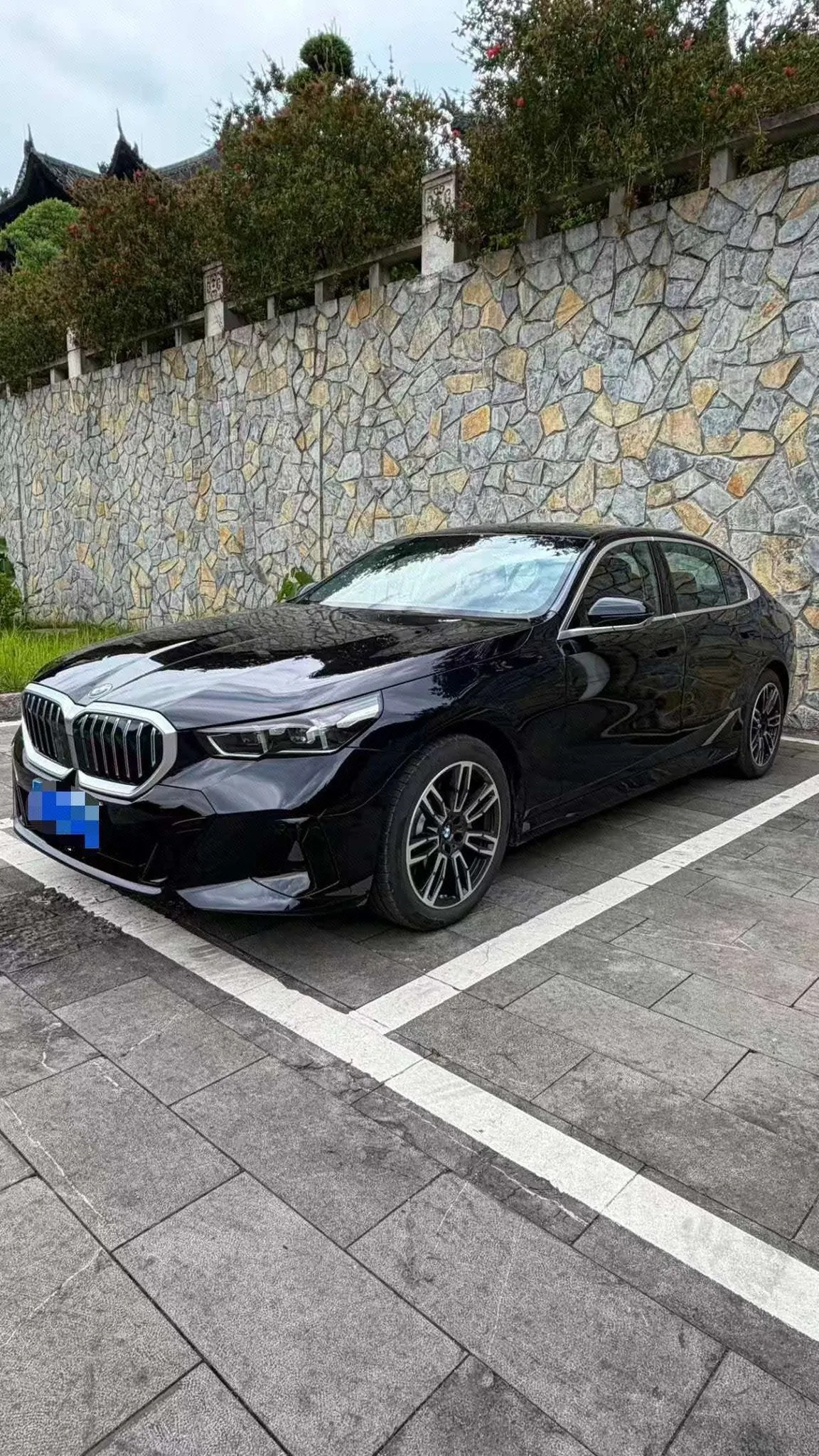打开图片灯箱:BMW 5 Series 2026 model 530Li 48V 2.0T Leading Edition M Sport Package Automatic