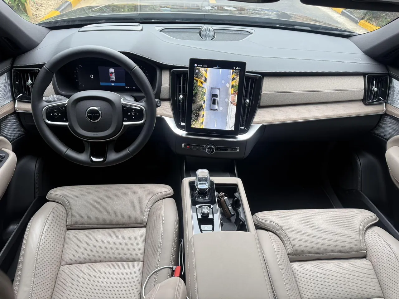 Volvo XC90 (Imported) 2026 XC90 48V 2.0T B6 Four-wheel Drive Zhiyuan Deluxe Edition 6-seat Automatic Gear 5