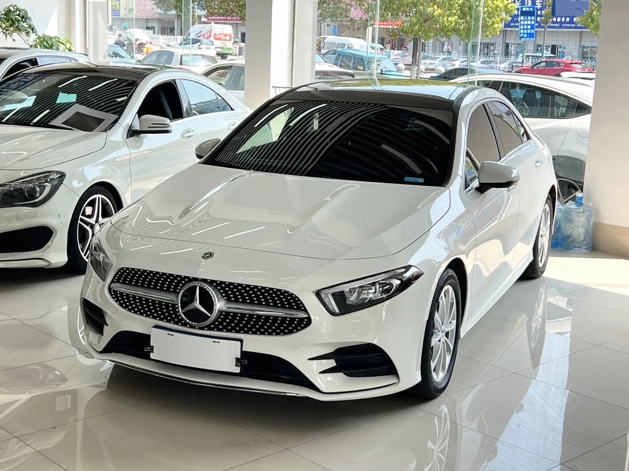Открыть галерею: Mercedes Benz Class A 2021 A 180 L 1.3T automatic gear