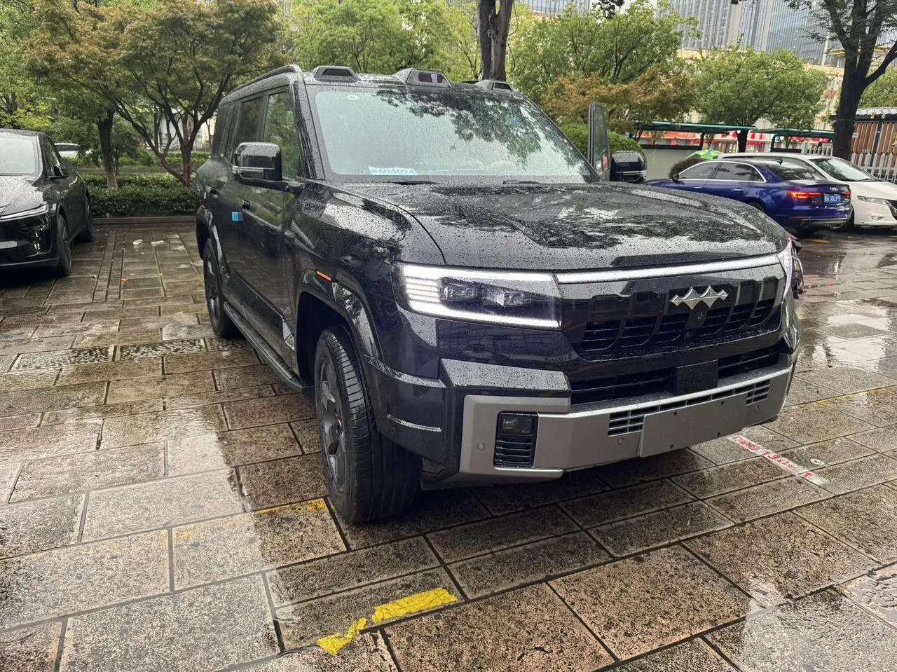 FangChengBao 2026 Leopard 8 2.0T Stepless Flash Charge 7-seat Automatic Gear 3