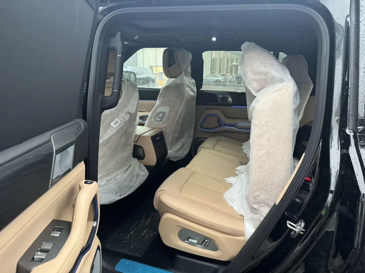 FangChengBao 2026 Leopard 8 2.0T Stepless Flash Charge 7-seat Automatic Gear 5