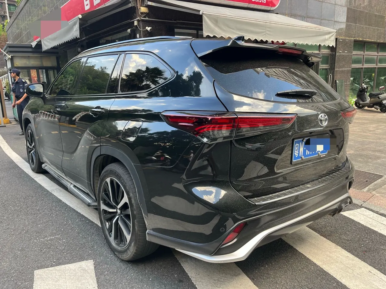 Toyota 2024 Crown Land Release HEV 2.5 Stepless Four-wheel Drive Premium Edition Automatic Gear 4