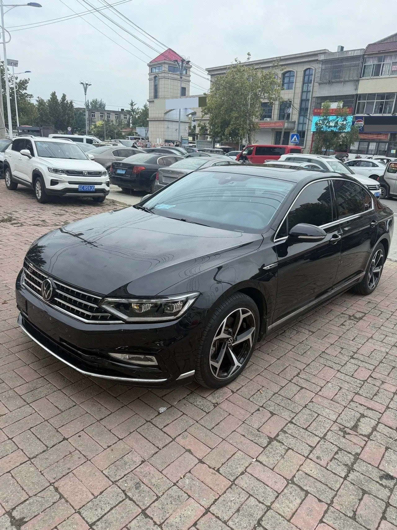 打开图片灯箱:Volkswagen 2023 Magotan 2.0TSI 330TSI 2 million Commemorative Luxury Automatic Gear