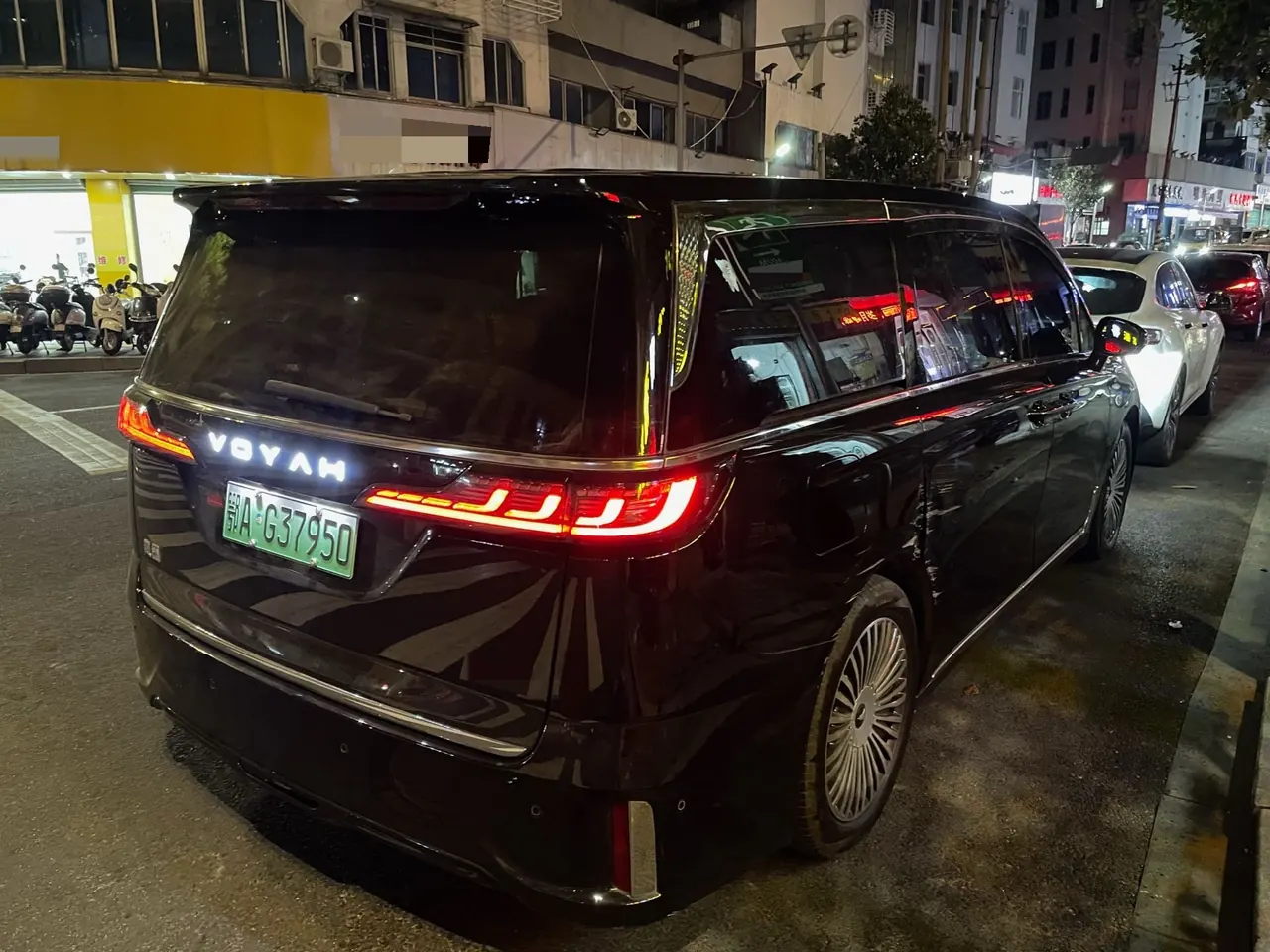 Voyah 2025 Dreamers PHEV 1.5T Four-wheel Drive Excellence Dry Kun Edition Automatic Gear 4