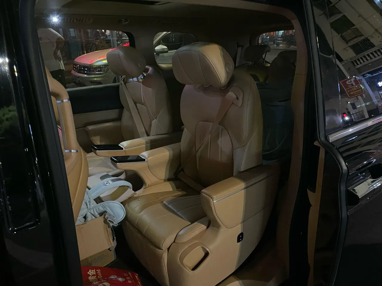 Voyah 2025 Dreamers PHEV 1.5T Four-wheel Drive Excellence Dry Kun Edition Automatic Gear 6