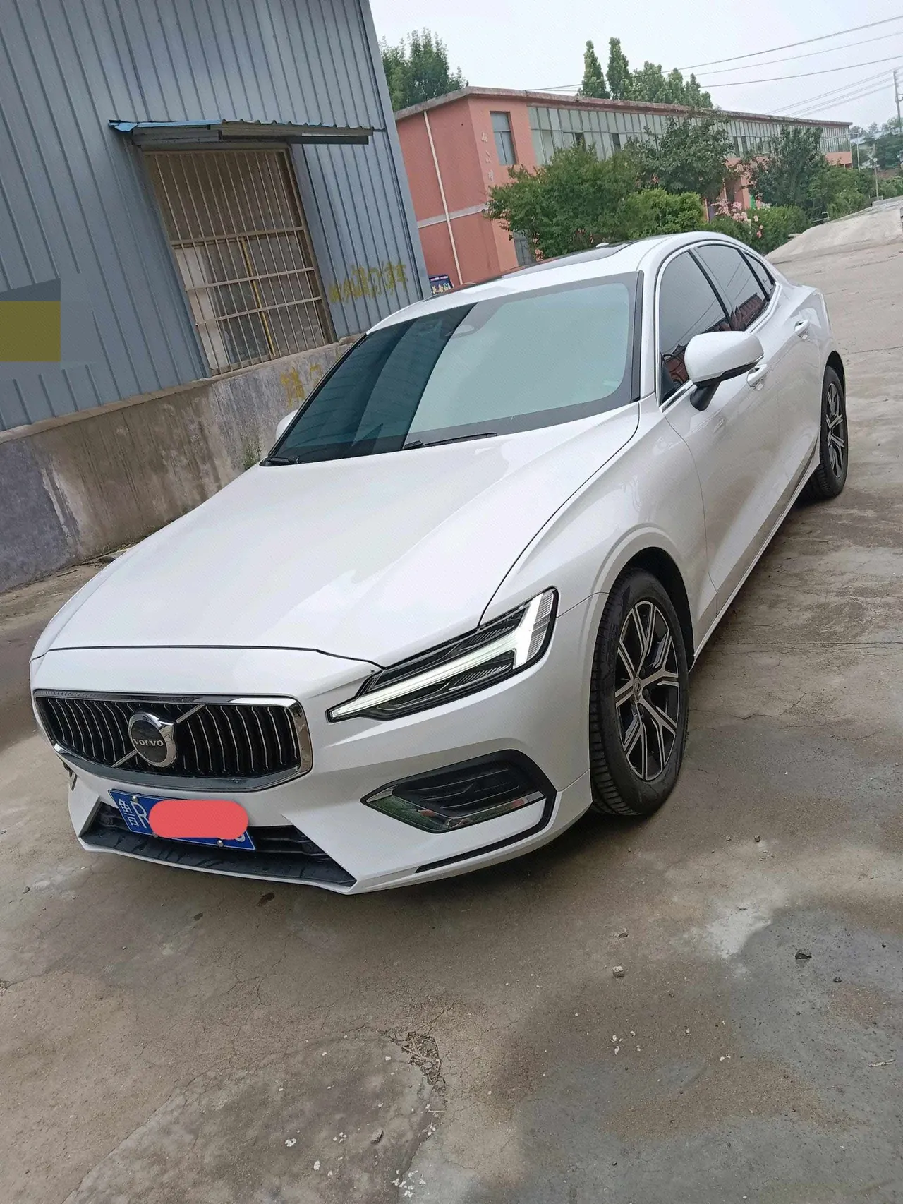 Open image lightbox: Volvo 2025 S60 48V 2.0T B4 Zhiyi Deluxe Edition Automatic Gear
