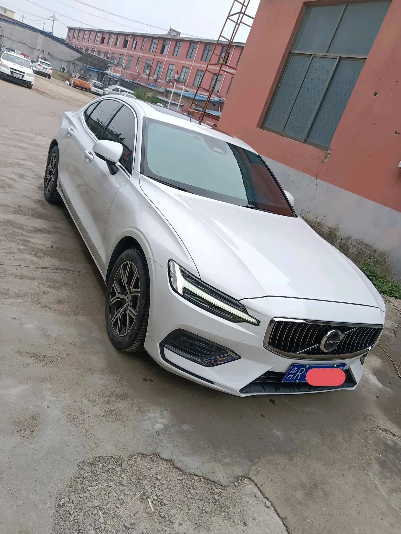 Volvo 2025 S60 48V 2.0T B4 Zhiyi Deluxe Edition Automatic Gear 2