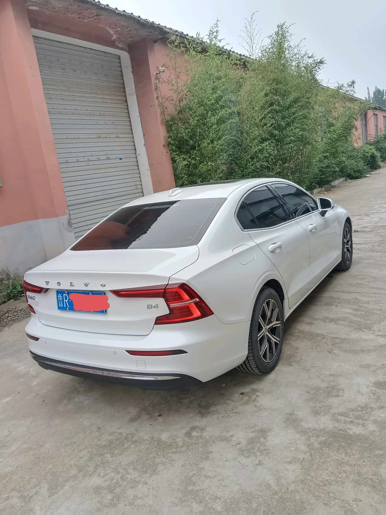 Volvo 2025 S60 48V 2.0T B4 Zhiyi Deluxe Edition Automatic Gear 4
