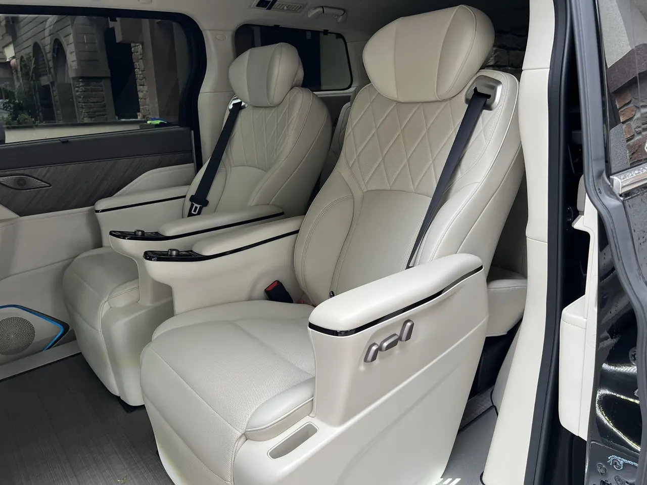 WEY 2025 VV7 Hi4 1.5T Four-Wheel-Drive Automatic Model 2