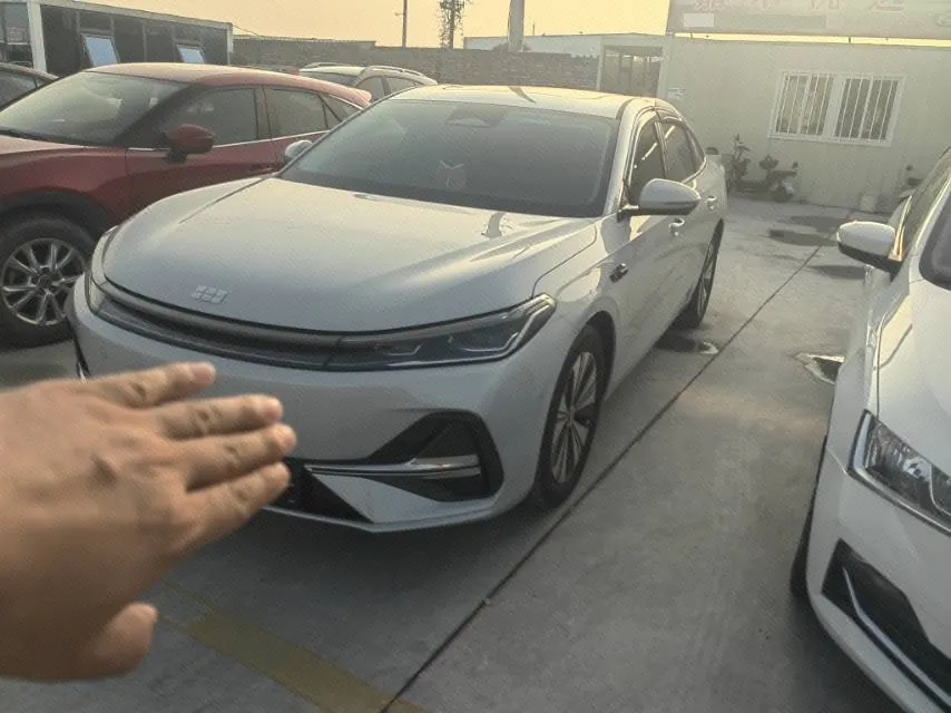 打开图片灯箱:Geely Galaxy 2025 A7 EM-i 1.5 150km Discovery Edition Automatic Gear