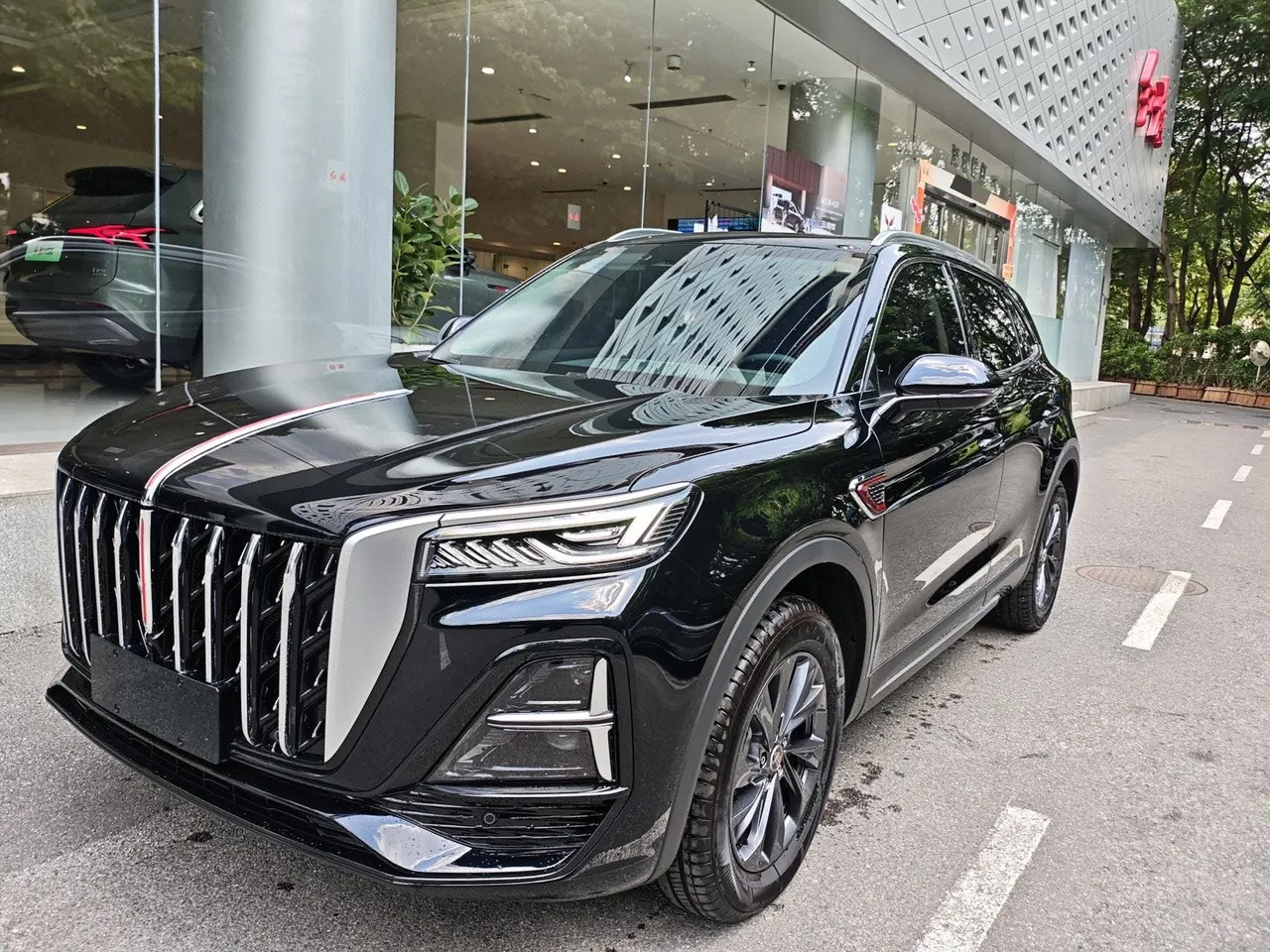 Открыть галерею: HongQi 2026 HS5 2.0T Two-Drive Flag Enjoy Pro Edition Automatic Gear