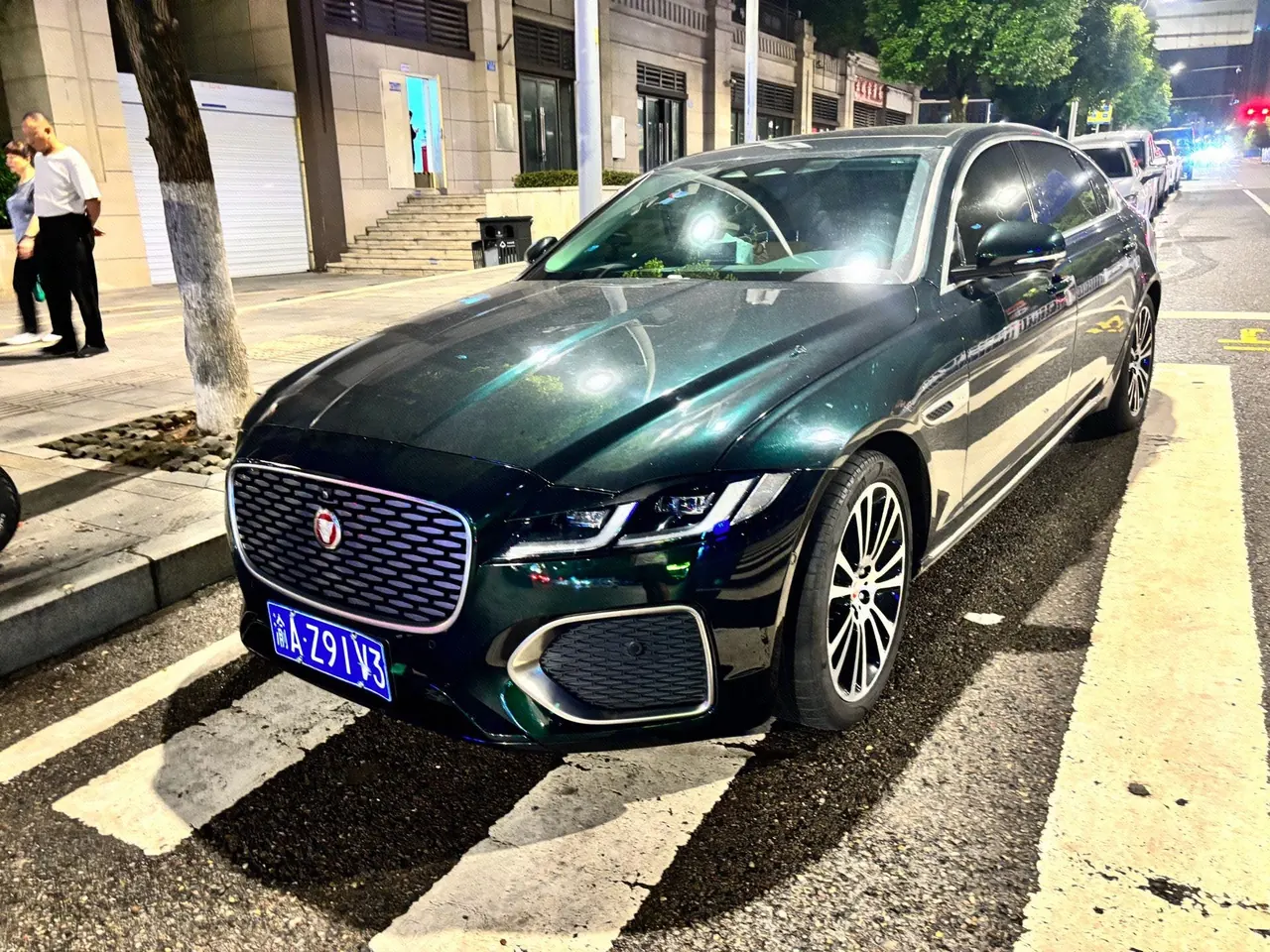Открыть галерею: Jaguar 2024 XFL 2.0T P 12500.00g Drive Enjoy Deluxe Edition Automatic Gear