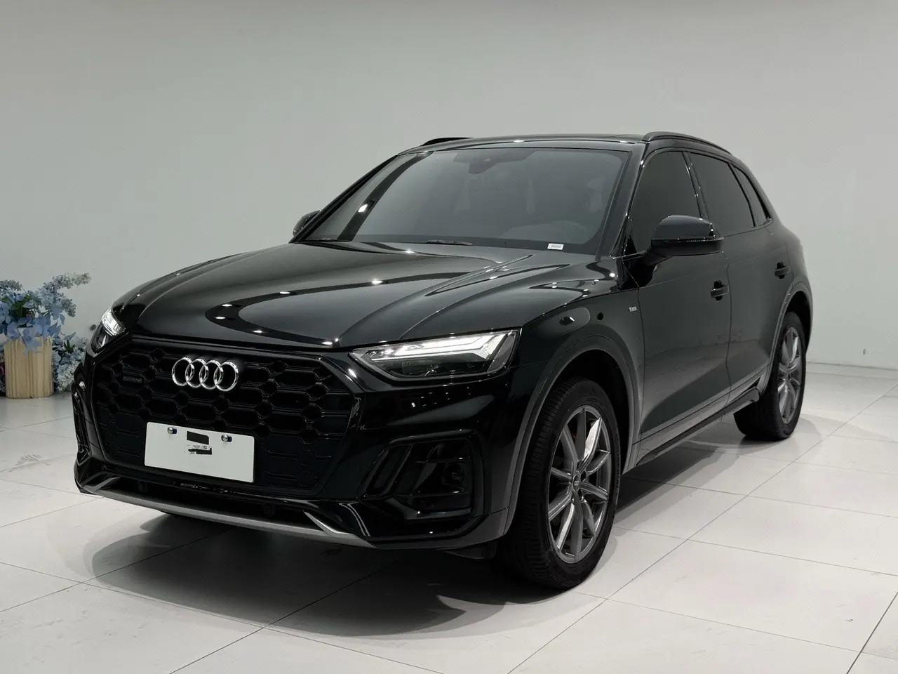Открыть галерею: Audi 2024 Q5L 2.0TFSI 40TFSI luxury dynamic automatic