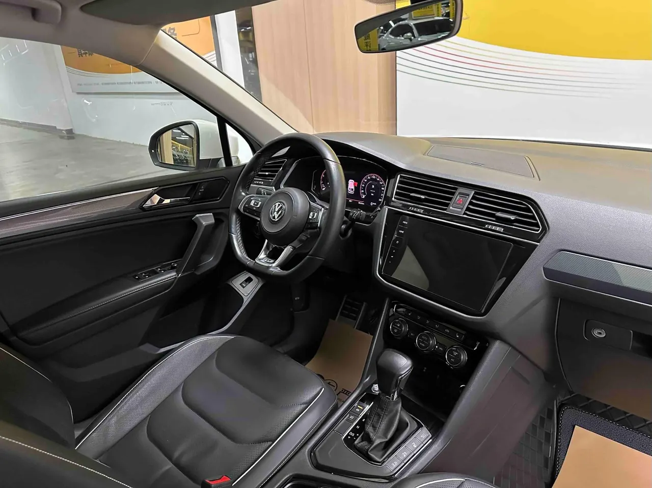 Volkswagen 2020 Tiguan L R-Line 2.0TSI 330TSI Two-Drive Ultimate Automatic Gear 7