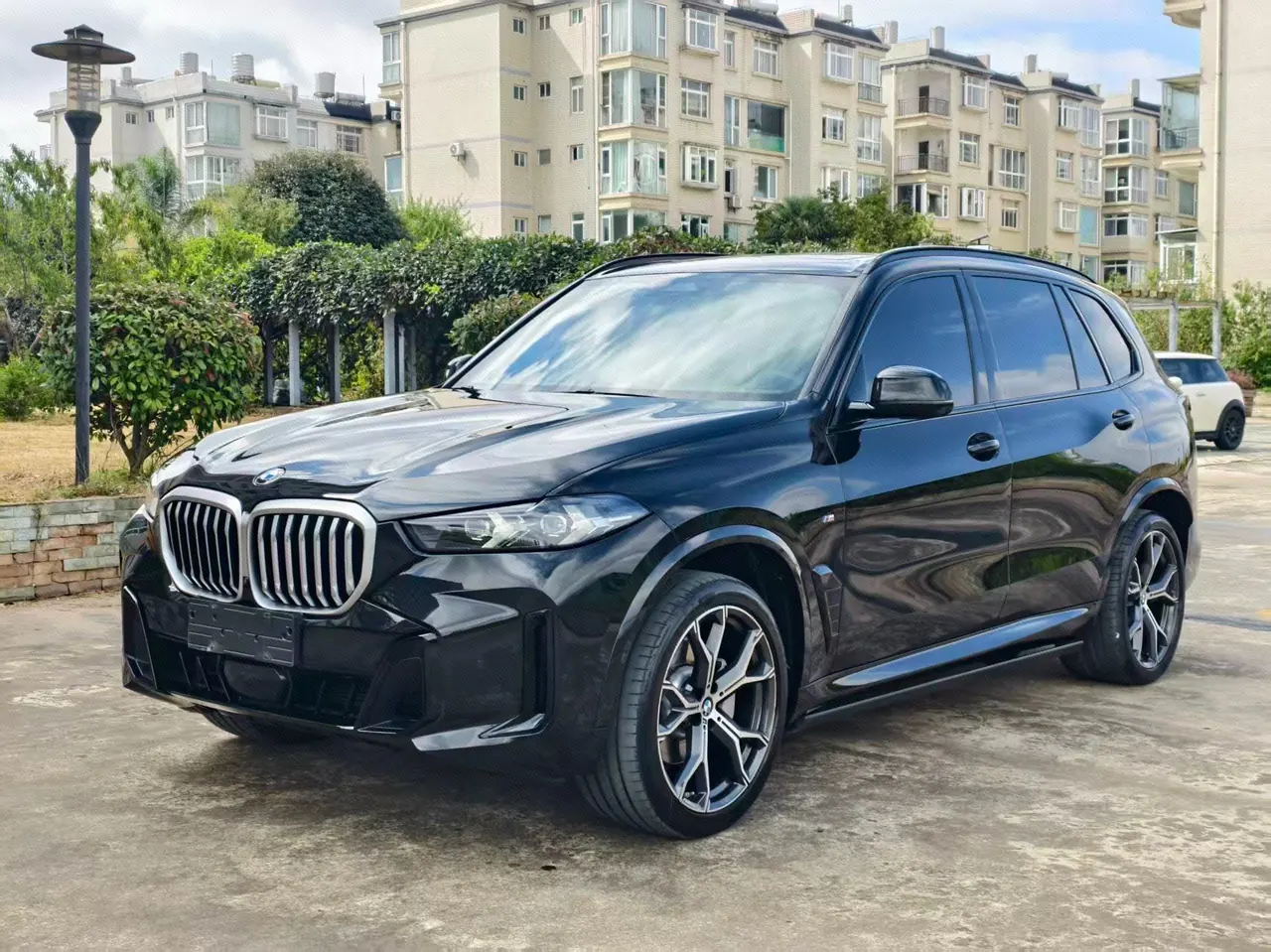 Open image lightbox: BMW 2023 X5 xDrive30Li 48V 2.0T exclusive m sports obsidian night suit automatic gear