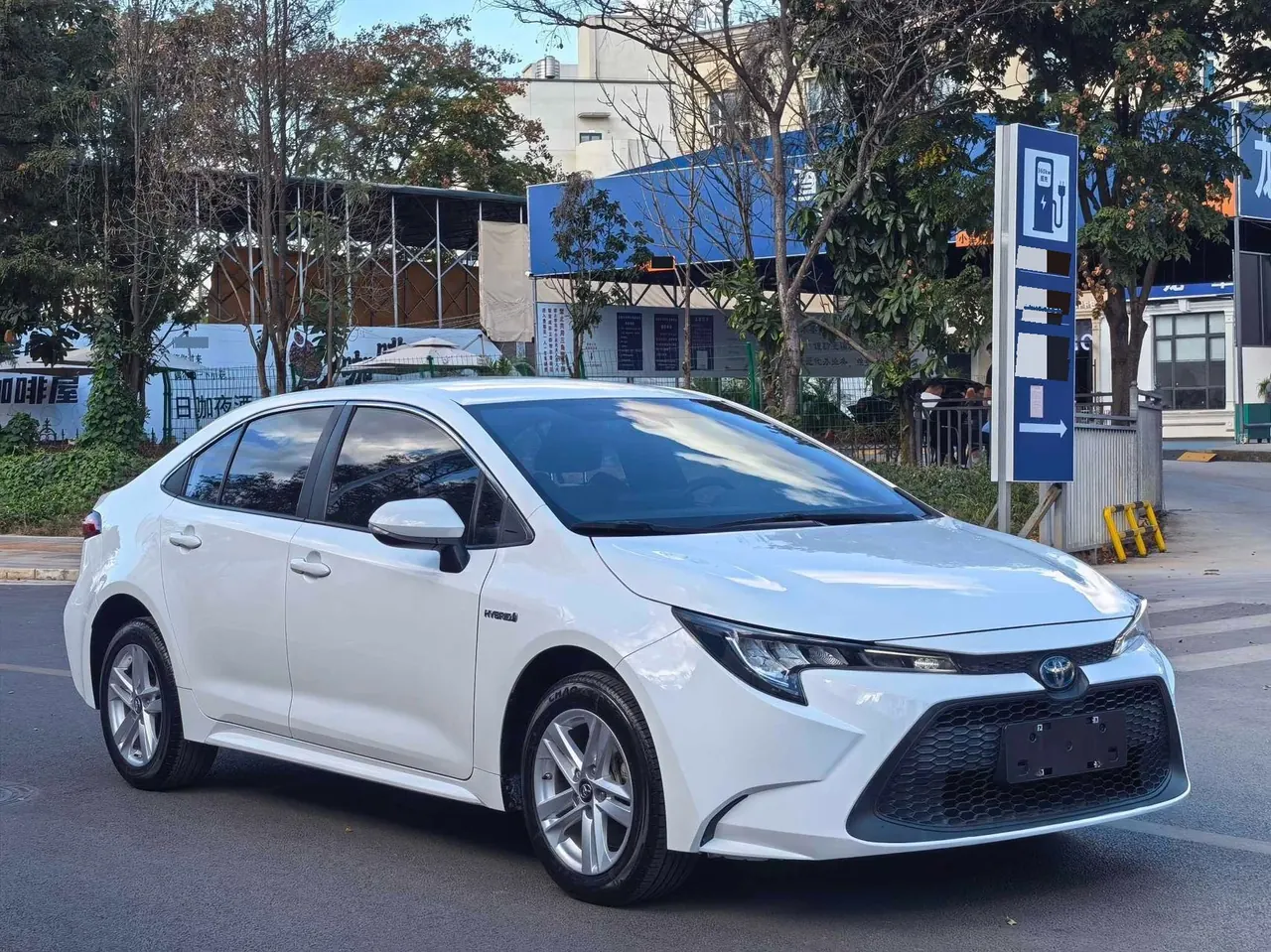 Toyota 2022 Lei Ling Shuangqing 1.8H Stepless Leading Edition Automatic Gear 3