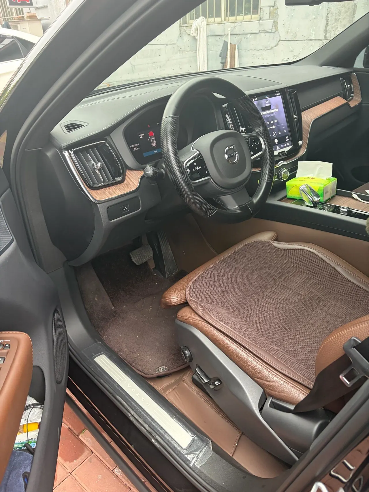 Volvo 2025 XC60 48V 2.0T B5 4-wheel drive Zhiyuan Deluxe Edition Automatic Gear 2