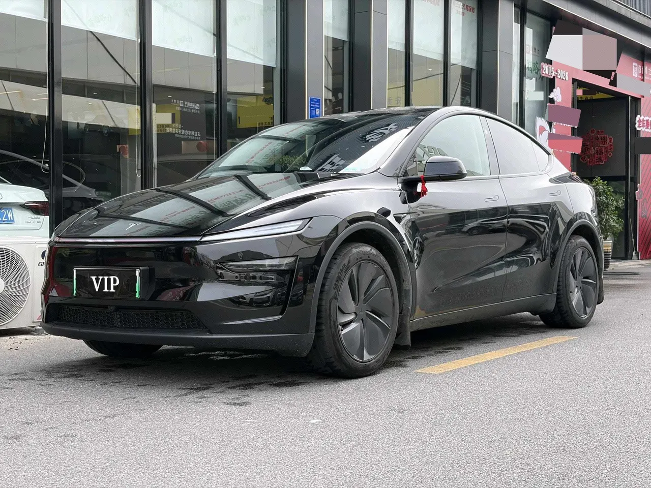 Open image lightbox: Tesla 2025 Model Y rear-wheel drive version automatic transmission