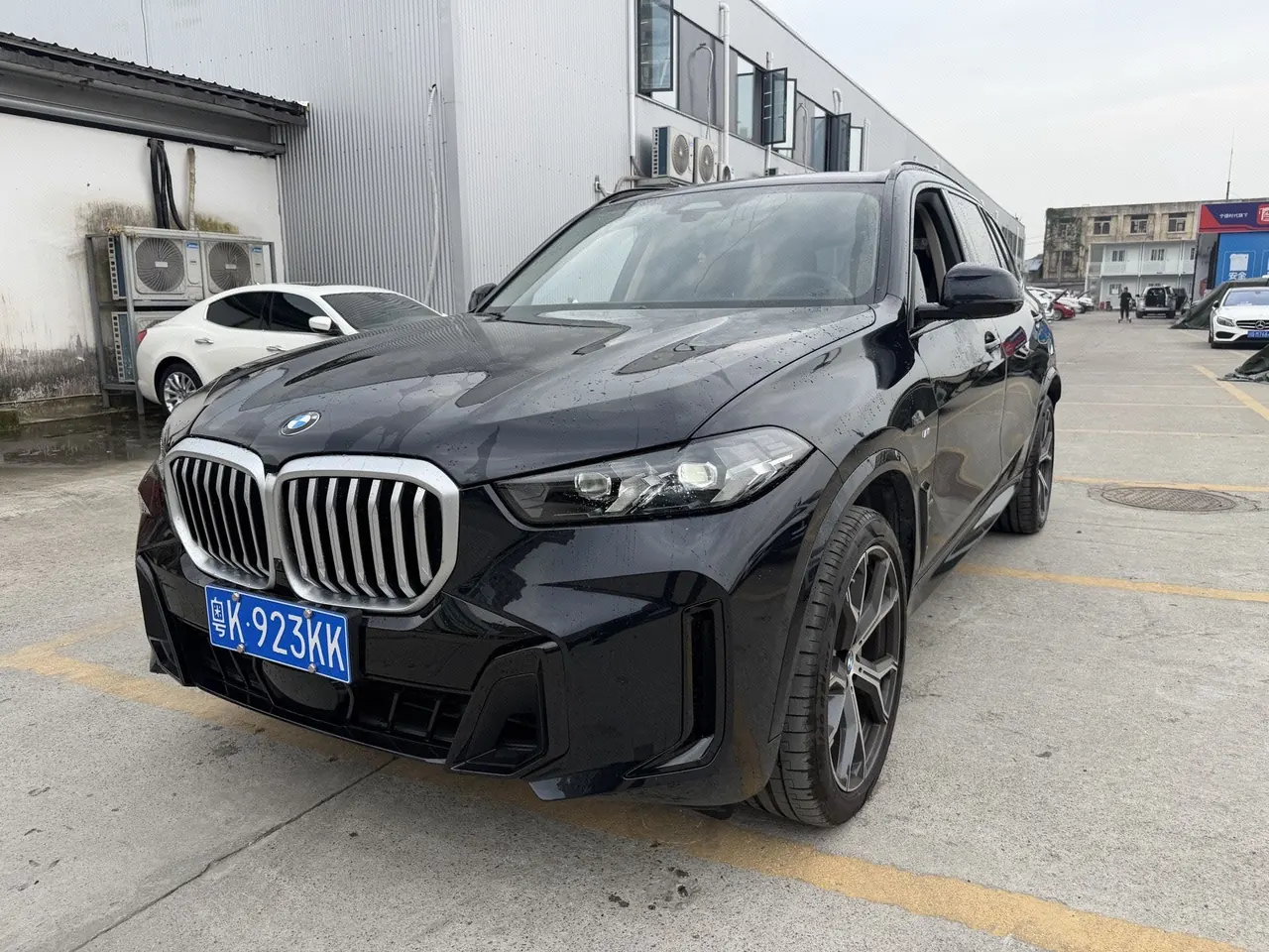 打开图片灯箱:BMW 2026 X5 xDrive30Li 48V 2.0T exclusive m sports obsidian night suit automatic gear