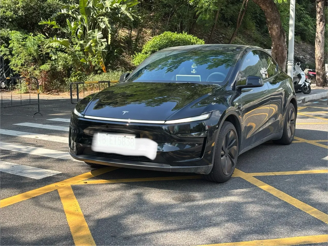 Open image lightbox: Tesla 2026 Model Y Rear-Wheel-Drive Automatic