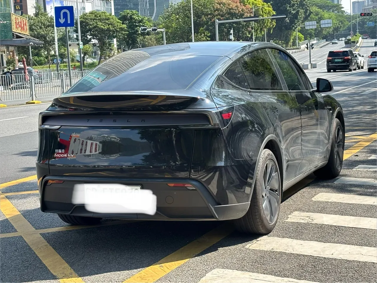 Tesla 2026 Model Y Rear-Wheel-Drive Automatic 3