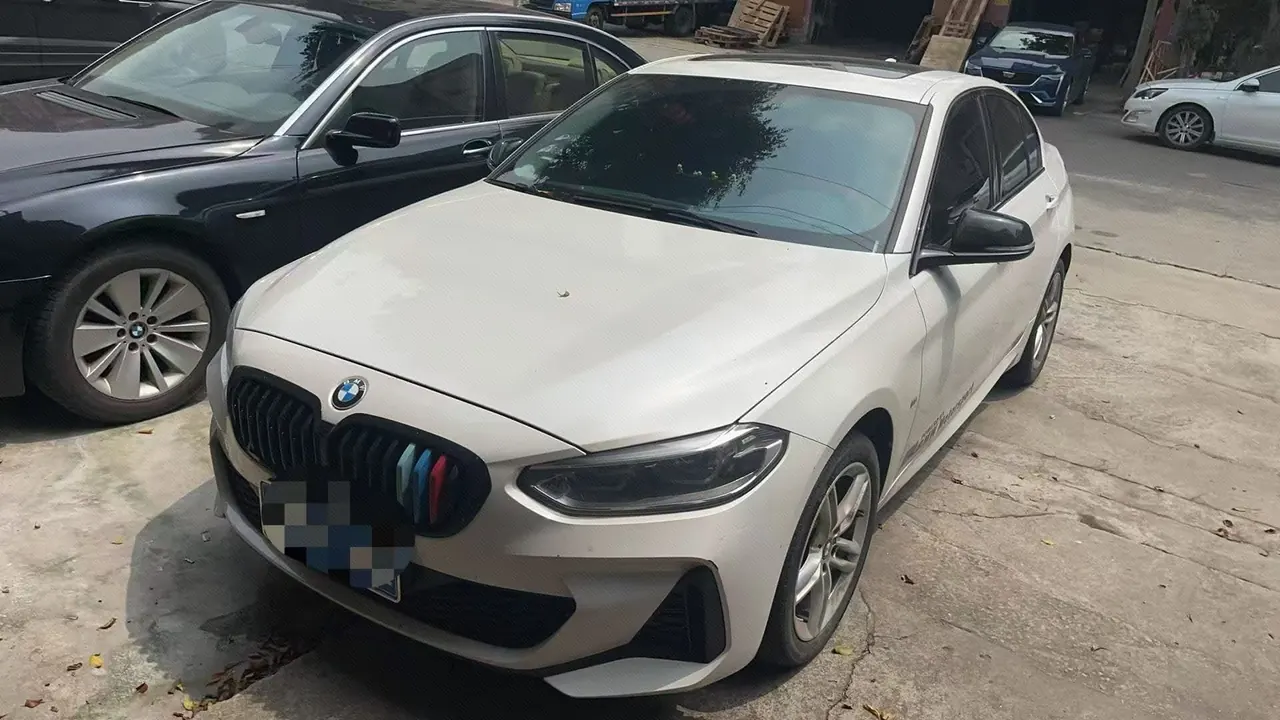 打开图片灯箱:BMW 1 Series 2023 125i 2.0T M Sports Obsidian Night Edition Automatic Gear