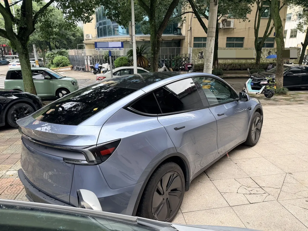 Tesla 2025 Model Y rear-wheel drive version automatic transmission 3