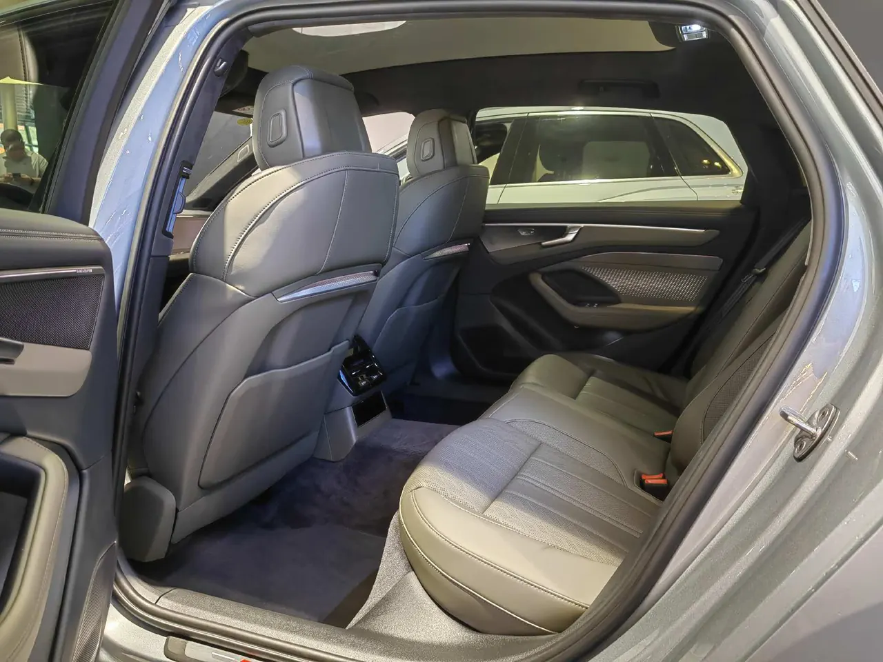 Audi 2026 A6L 2.0T Quattro Enjoy Elegant Automatic Gear 4