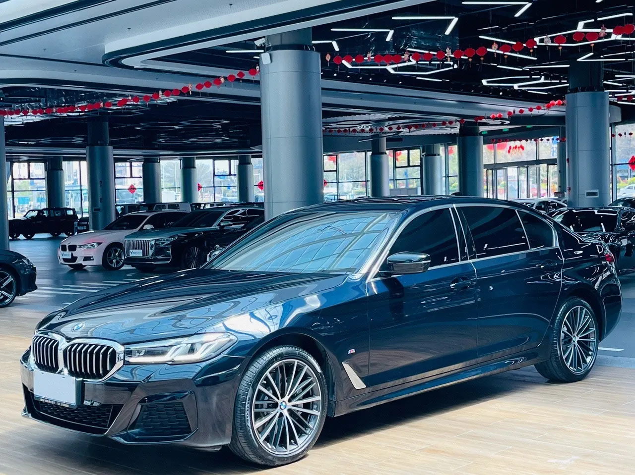 Открыть галерею: BMW 5 Series 2023 530Li 2.0T Leading M Sports Suit Automatic Gear
