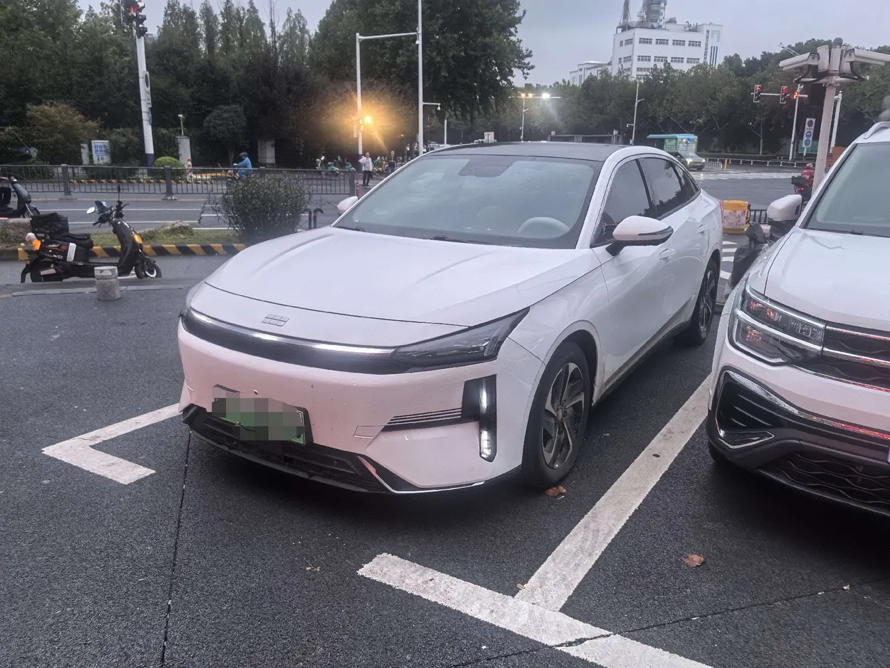 Открыть галерею: Geely Galaxy 2023 L6 1.5T 125km MAX automatic gear