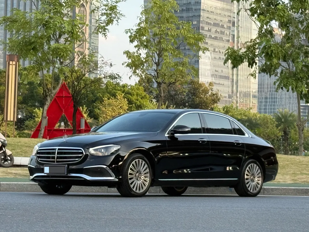 Открыть галерею: Mercedes Benz E Class 2023 E 300 L 2.0T Luxury Automatic Gear
