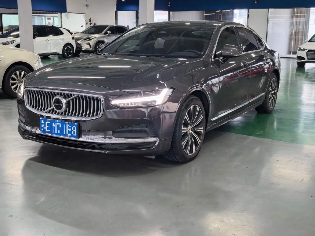 Открыть галерею: Volvo 2022 S90 2.0T B5 Zhiyi Deluxe Edition Automatic Gear